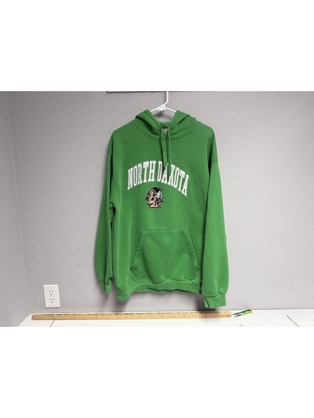 UND Fighting Sioux hoodie / See Measurements / Probably XL
